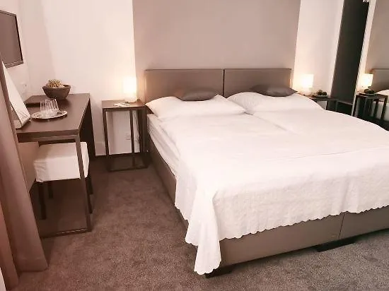 Na Vinici Gasthof Prag